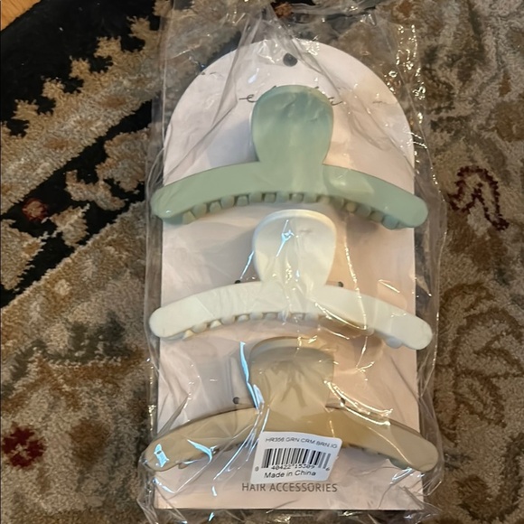 ettika Accessories - Ettika women hair clips NWT